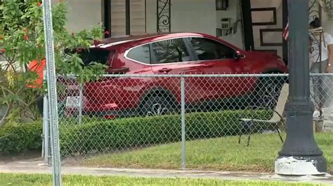 Car crashes into driveway of a Miami home, no injuries reported